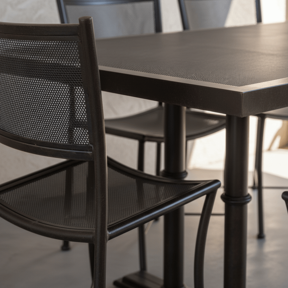 Mesa de comedor fierro con cubierta de plancha perforada 190x100