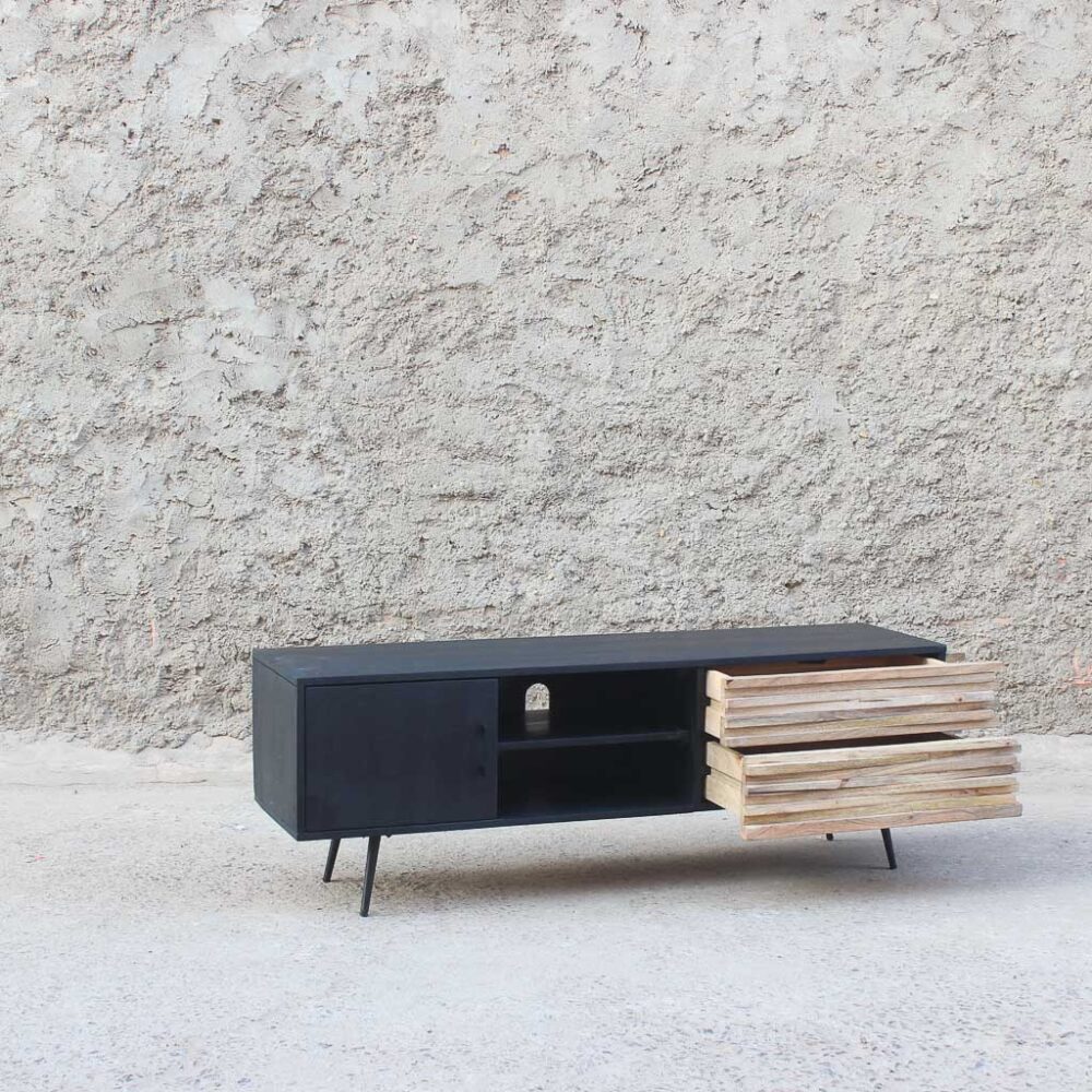 mueble tipo de rack de madera maciza con dos cajones y una puerta con repisa. Tiene un espacio en el centro para diferentes objetos y cables.