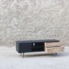 mueble tipo de rack de madera maciza con dos cajones y una puerta con repisa. Tiene un espacio en el centro para diferentes objetos y cables.