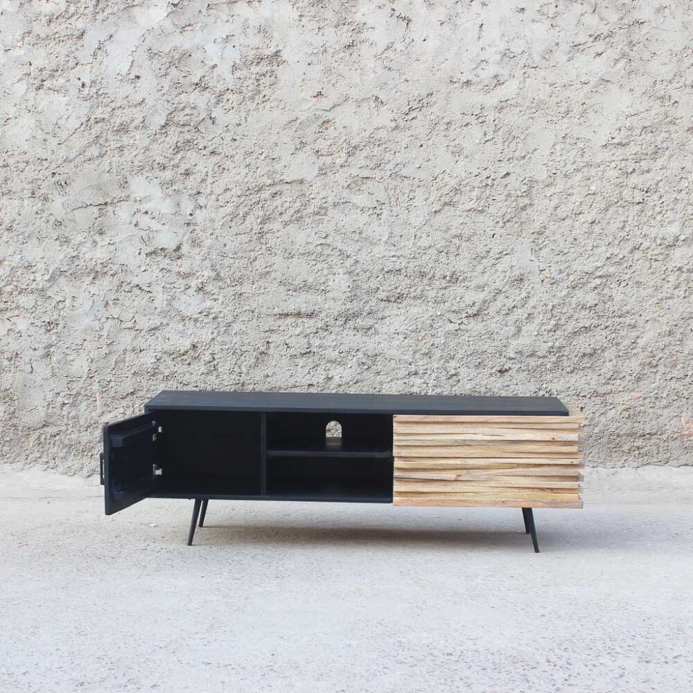 mueble tipo de rack de madera maciza con dos cajones y una puerta con repisa. Tiene un espacio en el centro para diferentes objetos y cables.