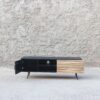 mueble tipo de rack de madera maciza con dos cajones y una puerta con repisa. Tiene un espacio en el centro para diferentes objetos y cables.