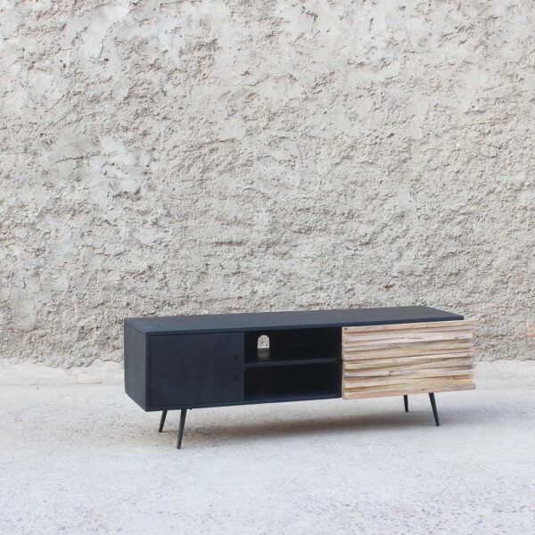 mueble tipo de rack de madera maciza con dos cajones y una puerta con repisa. Tiene un espacio en el centro para diferentes objetos y cables.