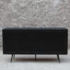 imagen trasera de mueble buffet de madera maciza de dos puertas y tres cajones. Frente madera color natural y bordes negros. Mueble buffet para living, comedor o dormitorio.