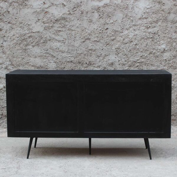 imagen trasera de mueble buffet de madera maciza de dos puertas y tres cajones. Frente madera color natural y bordes negros. Mueble buffet para living, comedor o dormitorio.