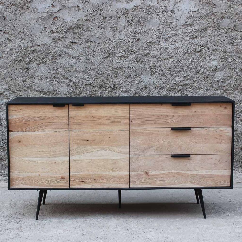 buffet de madera maciza de dos puertas y tres cajones. Frente madera color natural y bordes negros. Mueble buffet para living, comedor o dormitorio.