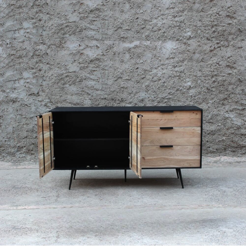 buffet de madera maciza de dos puertas y tres cajones. Frente madera color natural y bordes negros. Mueble buffet para living, comedor o dormitorio.