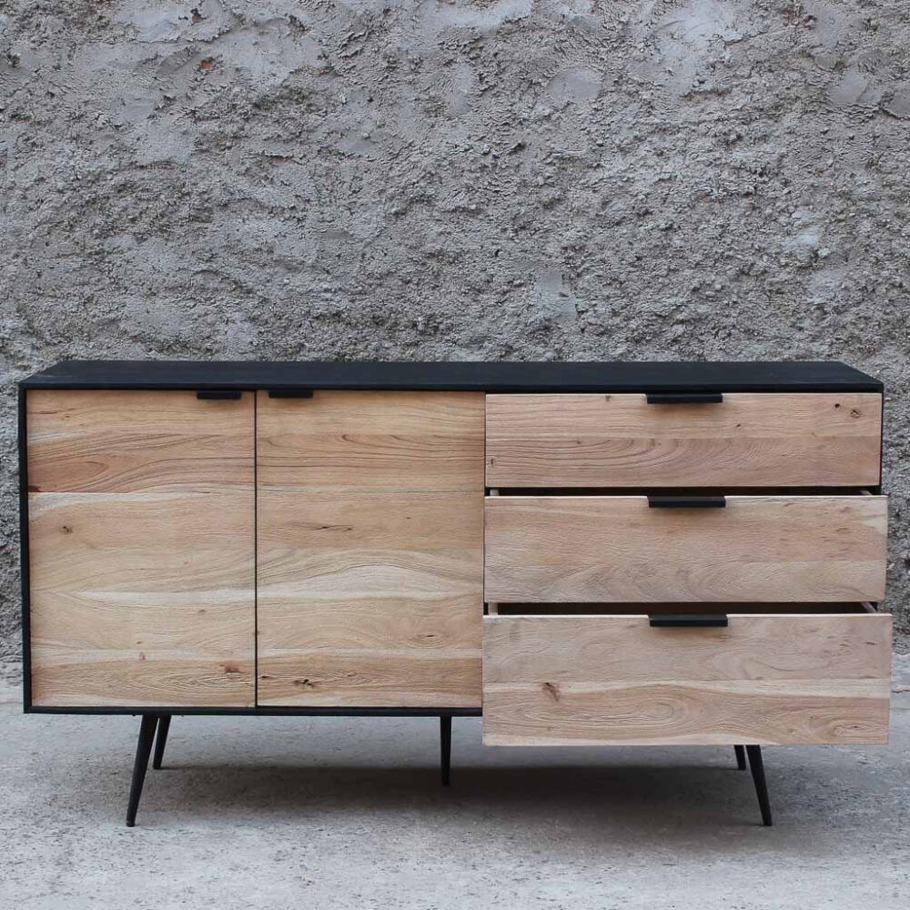 buffet de madera maciza de dos puertas y tres cajones. Frente madera color natural y bordes negros. Mueble buffet para living, comedor o dormitorio.