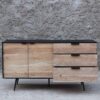 buffet de madera maciza de dos puertas y tres cajones. Frente madera color natural y bordes negros. Mueble buffet para living, comedor o dormitorio.