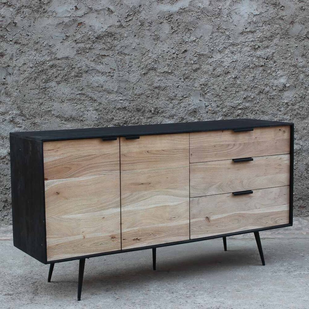 buffet de madera maciza de dos puertas y tres cajones. Frente madera color natural y bordes negros. Mueble buffet para living, comedor o dormitorio.