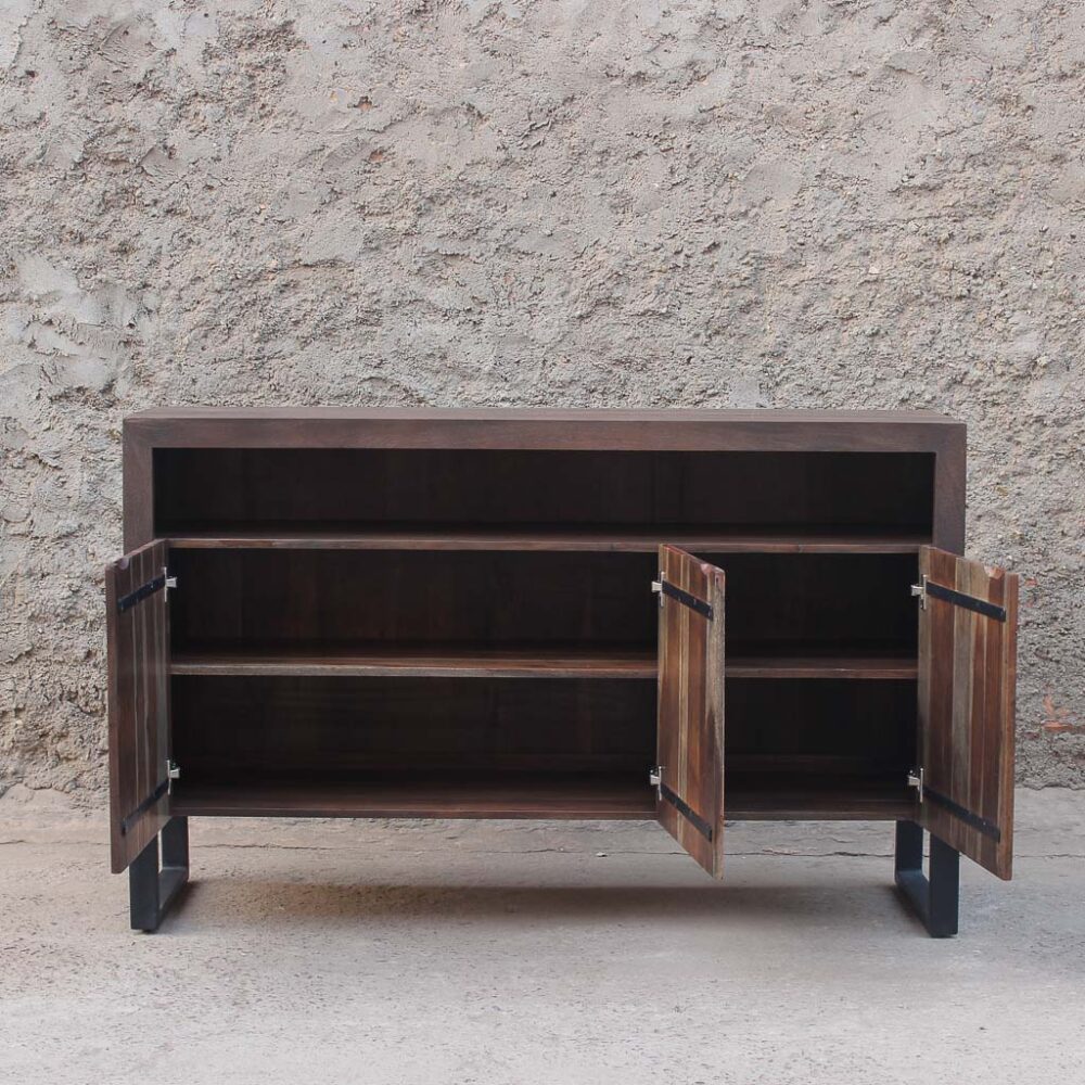 imagen interior de mueble buffet de 3 puertas de madera maciza. Mueble para living, dormitorio o comedor