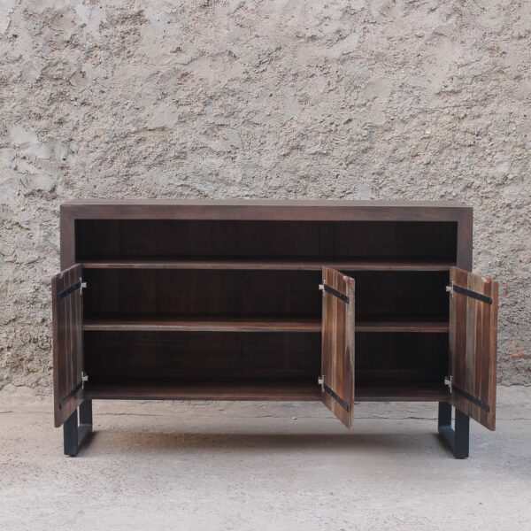 imagen interior de mueble buffet de 3 puertas de madera maciza. Mueble para living, dormitorio o comedor