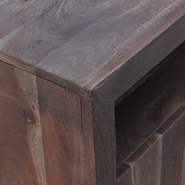detalle de mueble buffet de 3 puertas de madera maciza. Mueble para living, dormitorio o comedor