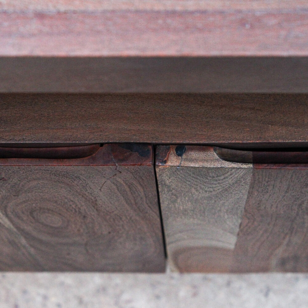 detalle de las puertas de buffet de 3 puertas de madera maciza. Mueble para living, dormitorio o comedor