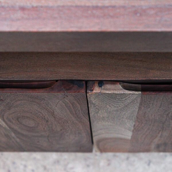 detalle de las puertas de buffet de 3 puertas de madera maciza. Mueble para living, dormitorio o comedor