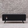 parte trasera de rack de madera maciza con dos puertas y una repisa. Frente color nogal y lados y cubierta color negro