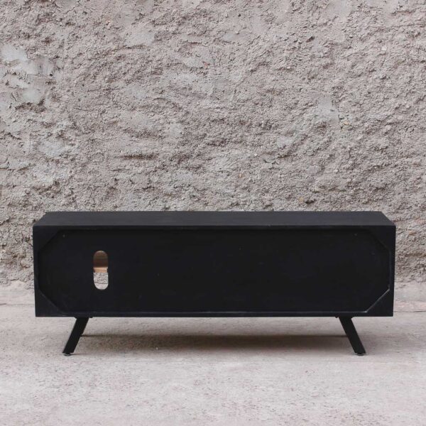 parte trasera de rack de madera maciza con dos puertas y una repisa. Frente color nogal y lados y cubierta color negro