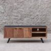rack de madera maciza con dos puertas y una repisa. Frente color nogal y lados y cubierta color negro