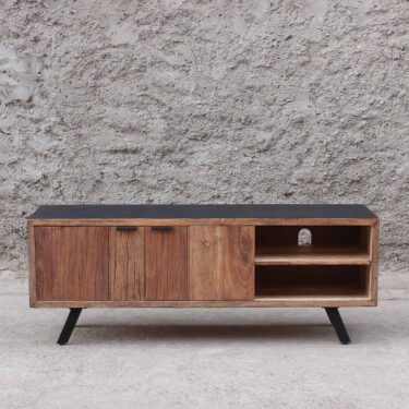 rack de madera maciza con dos puertas y una repisa. Frente color nogal y lados y cubierta color negro
