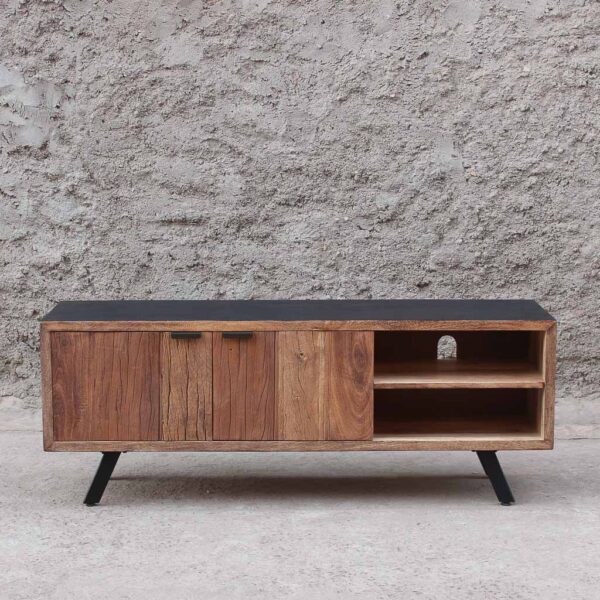 rack de madera maciza con dos puertas y una repisa. Frente color nogal y lados y cubierta color negro