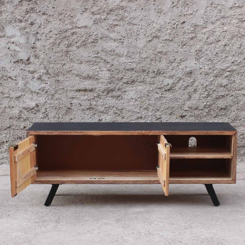 rack de madera maciza con dos puertas y una repisa. Frente color nogal y lados y cubierta color negro