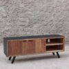 rack de madera maciza con dos puertas y una repisa. Frente color nogal y lados y cubierta color negro