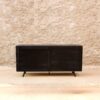 parte trasera de buffet fabricado con madera maciza. Tiene 3 puertas de color natural y borde color negro