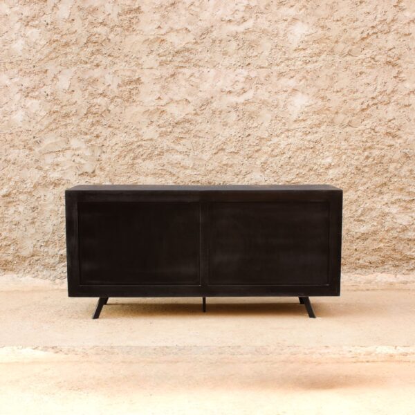 parte trasera de buffet fabricado con madera maciza. Tiene 3 puertas de color natural y borde color negro