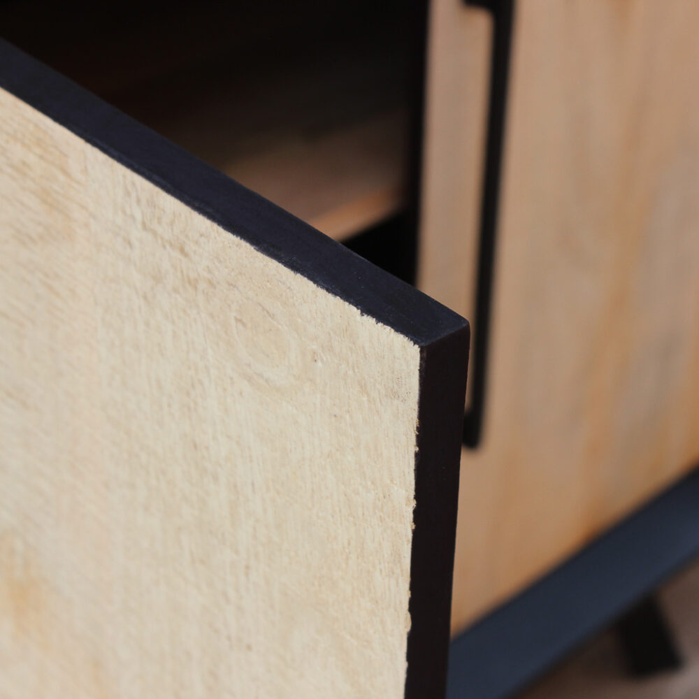 50067-Buffet Dublín-185x52x79 (5) detalle de buffet fabricado con madera maciza. Tiene 3 puertas de color natural y borde color negro