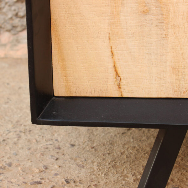 detalle de buffet fabricado con madera maciza. Tiene 3 puertas de color natural y borde color negro