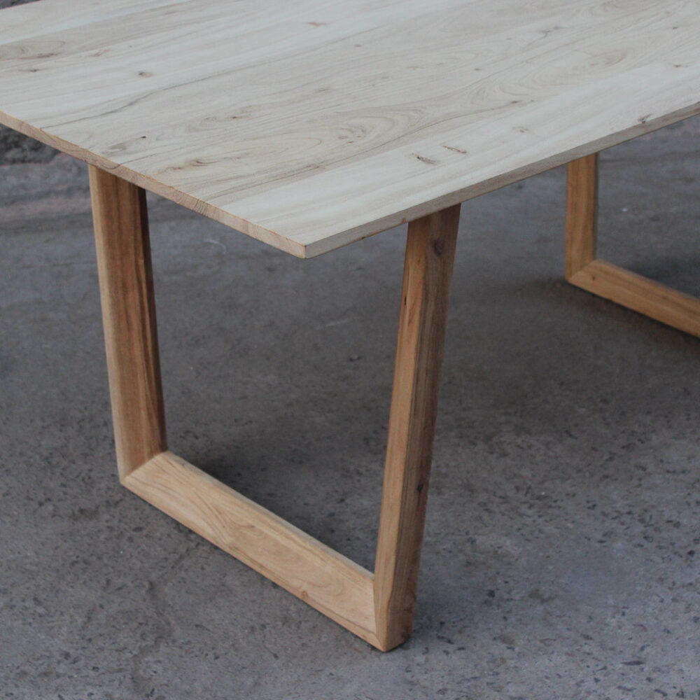 detalle de mesa de comedor rectangular moderna de madera maciza