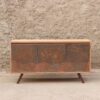 Buffet de madera maciza con detalle de piedra laminada en las 3 puertas. Mueble para living o comedor