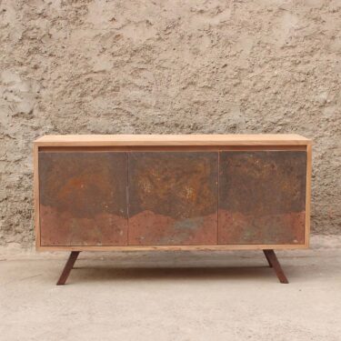 Buffet de madera maciza con detalle de piedra laminada en las 3 puertas. Mueble para living o comedor