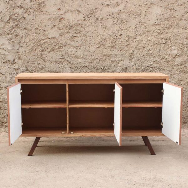 Buffet de madera maciza con detalle de piedra laminada en las 3 puertas. Mueble para living o comedor