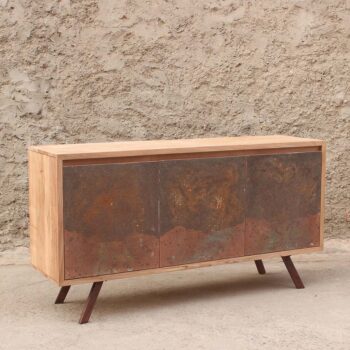 Buffet de madera maciza con detalle de piedra laminada en las 3 puertas. Mueble para living o comedor