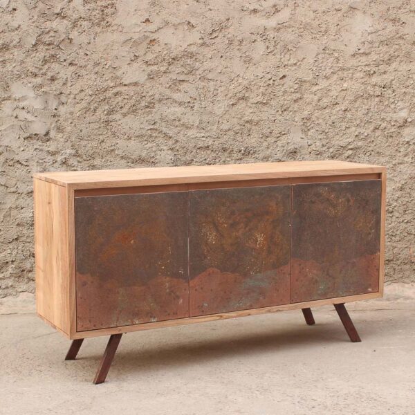 Buffet de madera maciza con detalle de piedra laminada en las 3 puertas. Mueble para living o comedor