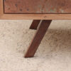 detalle rack de madera maciza con repisa y puertas. Rack para living o para comedor