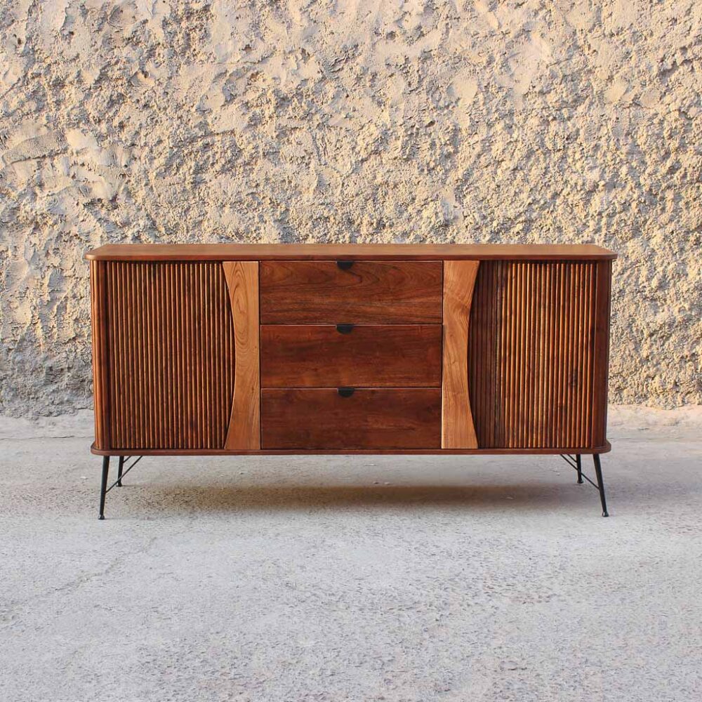 mueble buffet de madera maciza con puertas y cajones. Mueble para living o para comedor