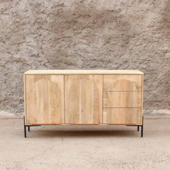 mueble buffet de madera maciza color claro. Mueble para living o para comedor con puerta y cajones