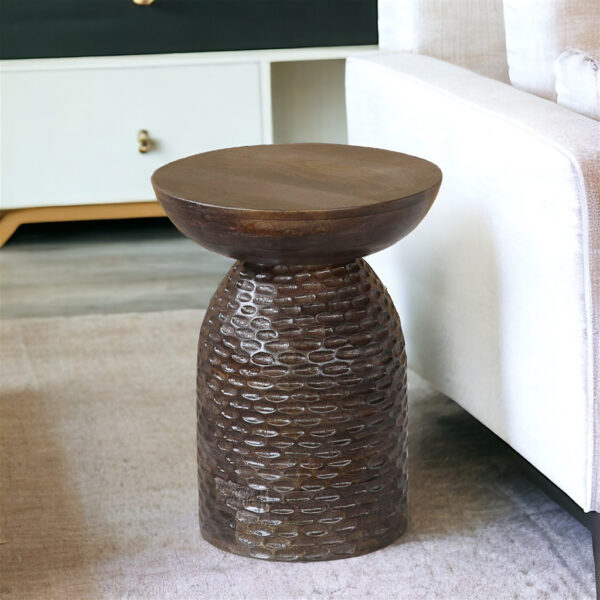 10026-Mesa_lateral_Tobago_nogal-45x45x55_1 Mesa lateral de madera nogal con textura con medidas de 45x45x55