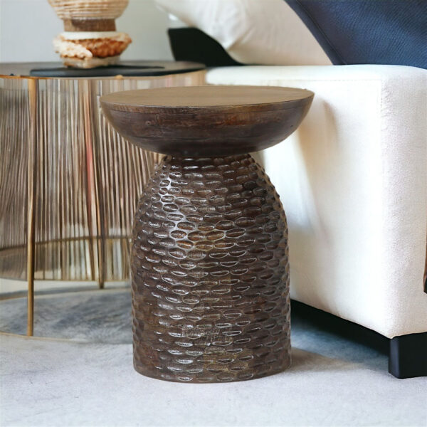 10026-Mesa_lateral_Tobago_nogal-45x45x55_3 Mesa lateral de madera nogal con textura con medidas de 45x45x55