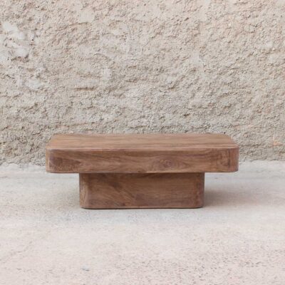 foto de lado de una mesa de centro rectangular de madera de acacia maciza color nogal.