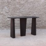 mesa de arrimo de madera maciza color negro estilo minimalista y moderno