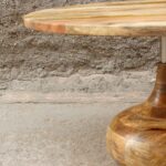 detalle de mesa de centro redonda de madera maciza estilo moderno y minimalista