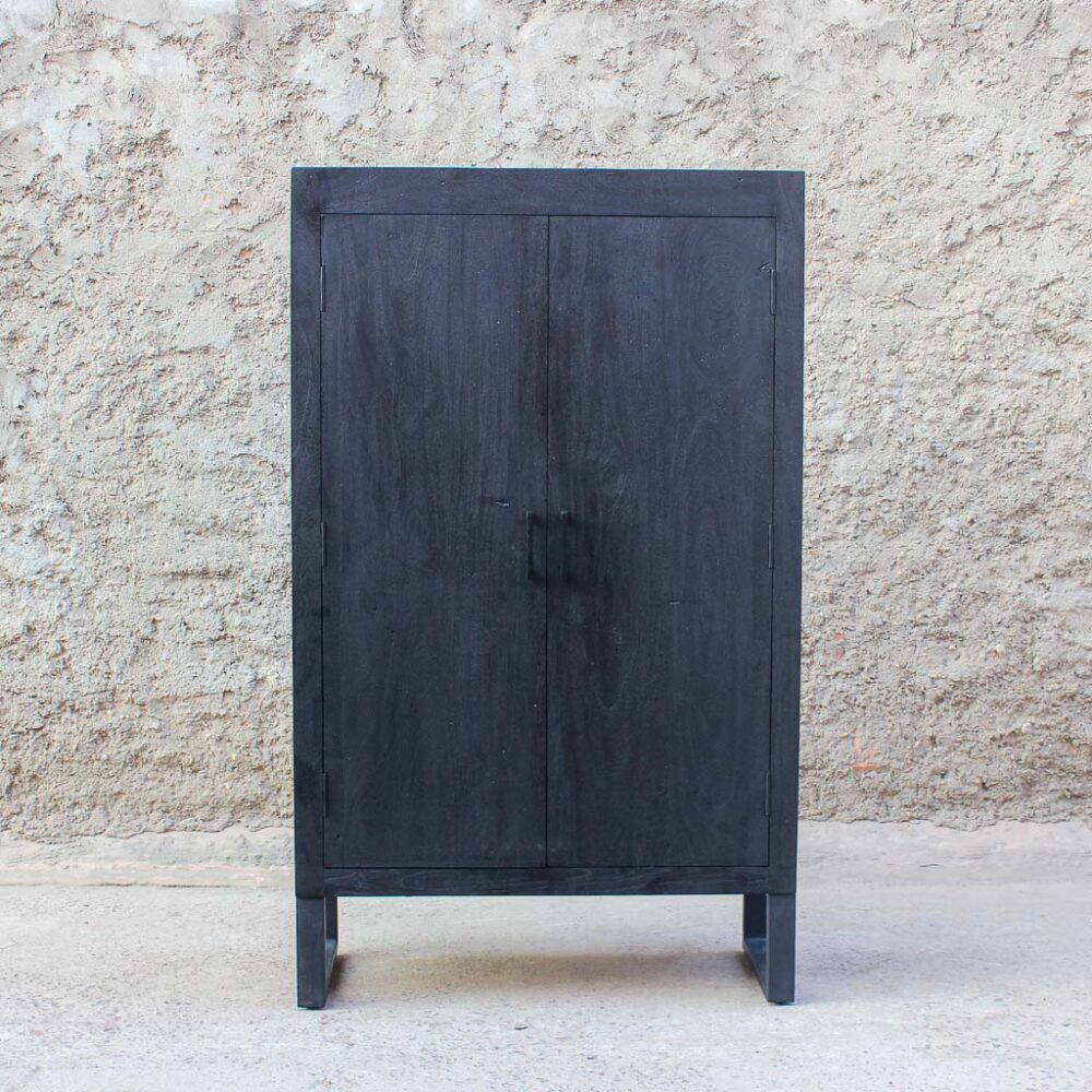 estante de madera maciza color negro con dos puertas y repisas en el interior. Estante para living, comedor, bar o dormitorio.