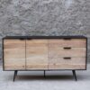 buffet de madera maciza de dos puertas y tres cajones. Frente madera color natural y bordes negros. Mueble buffet para living, comedor o dormitorio.