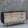 buffet de madera maciza de dos puertas y tres cajones. Frente madera color natural y bordes negros. Mueble buffet para living, comedor o dormitorio.