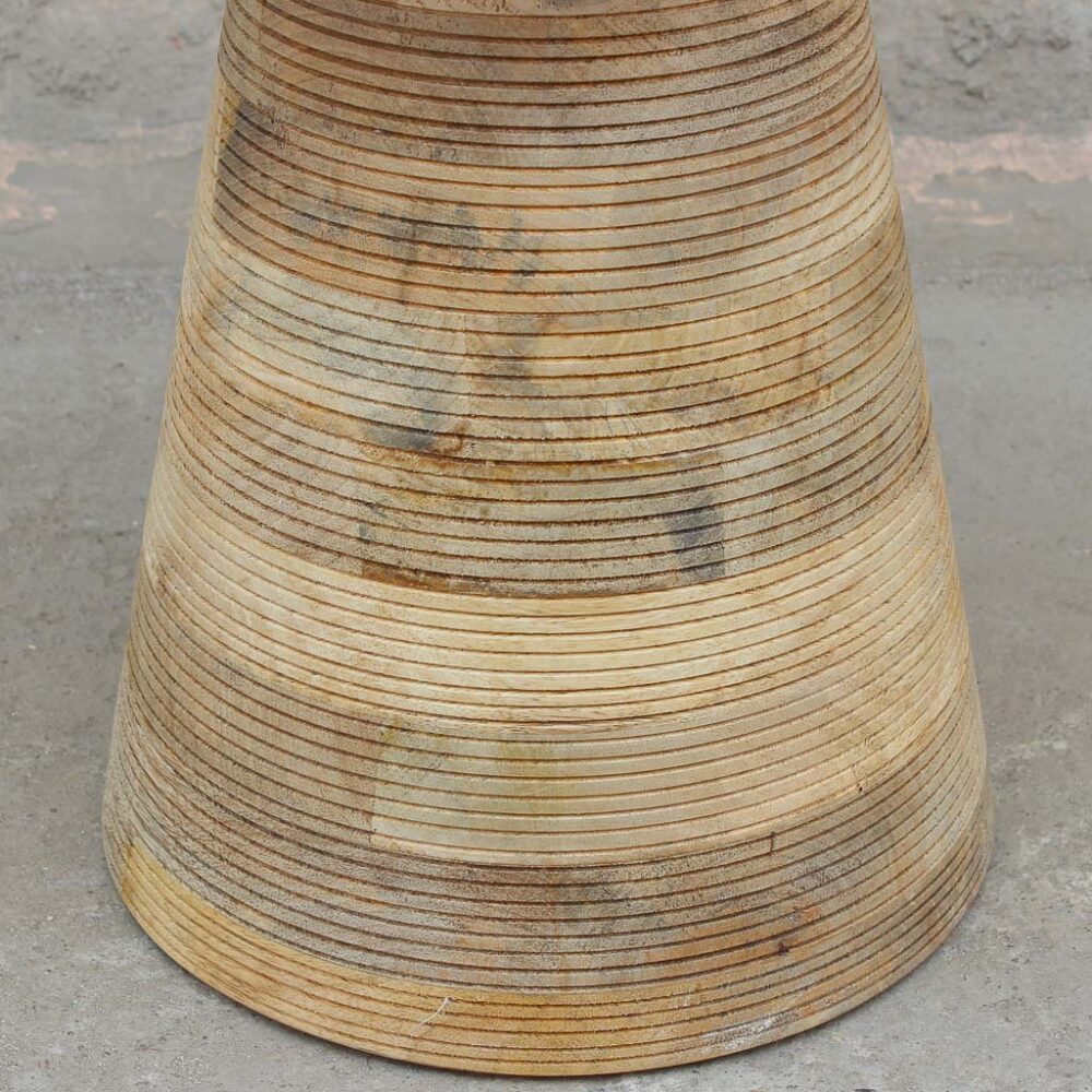 detalle de mesa latera de madera de maciza de mango, forma redonda, estilo moderno y minimalista