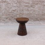 mesa latera de madera de maciza de mango color nogal, forma redonda, estilo moderno y minimalista