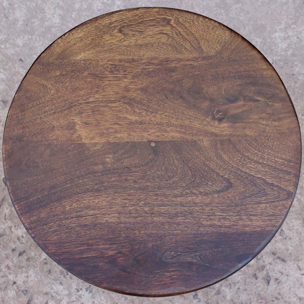detalle cubierta de mesa latera de madera de maciza de mango color nogal, forma redonda, estilo moderno y minimalista