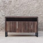 imagen frontal de mueble buffet de 3 puertas de madera maciza. Mueble para living, dormitorio o comedor